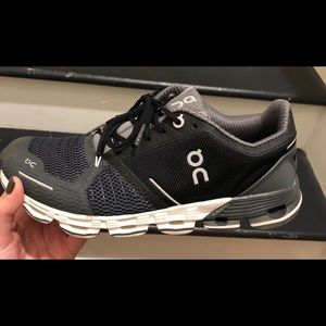 Black on cloud tennis shoes